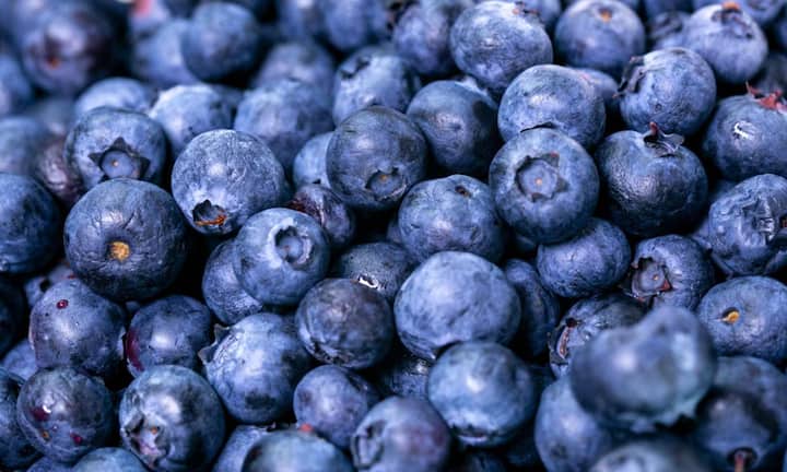 Frozen berries like blueberries, blackberries and raspberries are rich in antioxidants like anthocyanins, ellagic acid and flavonoids. These elements protect DNA from damage caused by free radicals, which are the main cause of cancer. Some research has also found that freeze-dried berries reduced tumor growth by 30 to 80 percent. Berries reduce inflammation in the body and also help in preventing cells from growing uncontrolled.