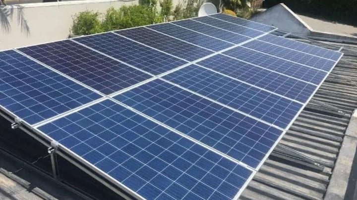 మీ లక్ష్యం నెలకు 300 యూనిట్లు అయితే, దీని కోసం ఎన్ని మెగావాట్ల సోలార్ ప్యానెల్స్ అవసరమో మీకు తెలియకపోతే, సాధారణంగా 3 kW ఆన్-గ్రిడ్ సిస్టమ్ సరిపోతుందని మీకు తెలియజేద్దాం. 3 kW అంటే 0.003 MW మెగావాట్లు.