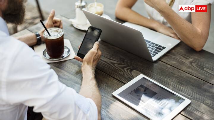 In fact, since Covid, with all work being online, it has become a routine for people to work like this. Sometimes sitting on the sofa with a laptop and sometimes sitting on the bed, work goes on throughout the day.