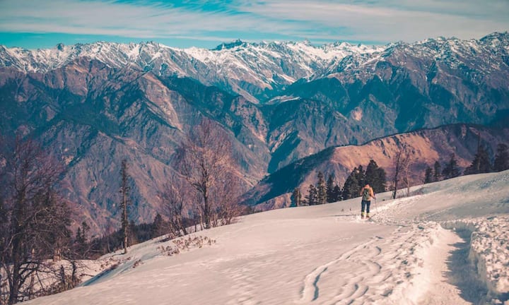 Located in Bhatwari tehsil of Uttarkashi district, Dayara Bugyal Track is about 22 kilometers long and reaches a height of 12,000 feet. Grasslands, frozen lakes and views spread under the open sky make this track a different experience in winter. This track is considered easy and is also considered suitable for a family trip. In such a situation, you can also go to Dayara Bugyal Track this winter.