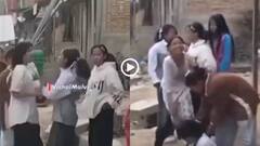 Video: सड़क किनारे भिड़ गईं छात्राएं, ऐसा मारा धक्का, उल्टी नाले में जा गिरी लड़की, वीडियो वायरल