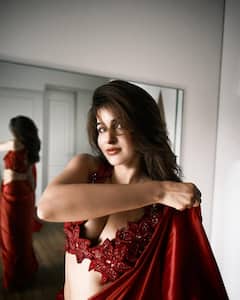 Sakshi Malik Photo: સાક્ષી મલિકે રેડ સાડી અને ડીપનેક બ્લાઉઝમાં કેમેરા સામે ફ્લોન્ટ કર્યું ક્લિવેજ