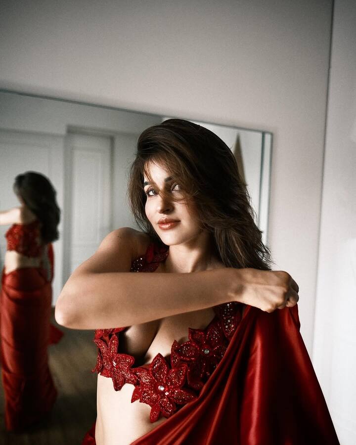 हाल ही में एक्ट्रेस साक्षी ने एक बार फिर अपनी लेटेस्ट बोल्ड पोस्ट से इंटरनेट पर तहलका मचा दिया है।