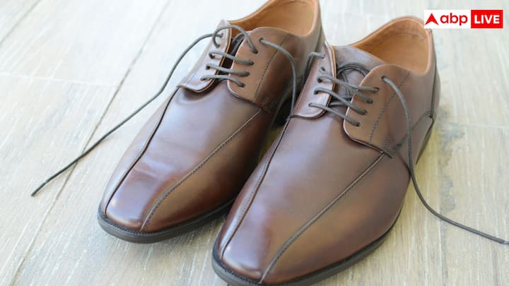 जूते का सोल भी काफी इंपॉर्टेंट होता है. अगर सोल काफी पतला होता है तो चलने पर प्रेशर पड़ता है और पैर में दर्द होता है. इसलिए ये ध्यान रखना चाहिए कि आपके जूते का सोल कैसा है.