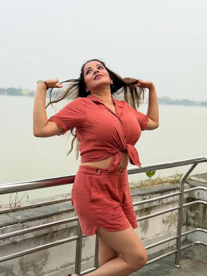 बिग बॉस में नजर आ चुकीं एक्ट्रेस मोनालिसा ने अपने इंस्टाग्राम हैंडल पर कुछ तस्वीरें शेयर की हैं। इन तस्वीरों में मोनालिसा कोऑर्डिनेटेड सेट पहने नजर आईं।