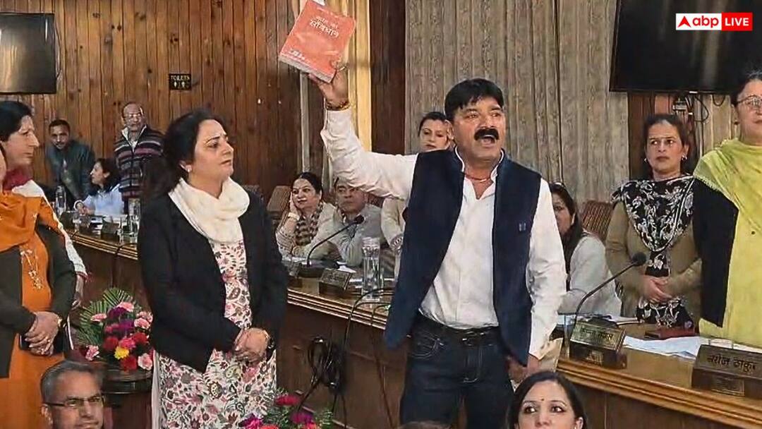 uproar in Shimla Municipal Corporation meeting Congress and BJP clash over extension of Mayor Deputy Mayor tenure ann Himachal News: मेयर-डिप्टी मेयर का कार्यकाल बढ़ाने पर कांग्रेस और BJP में टकराव, बैठक छोड़ भागे पार्षद