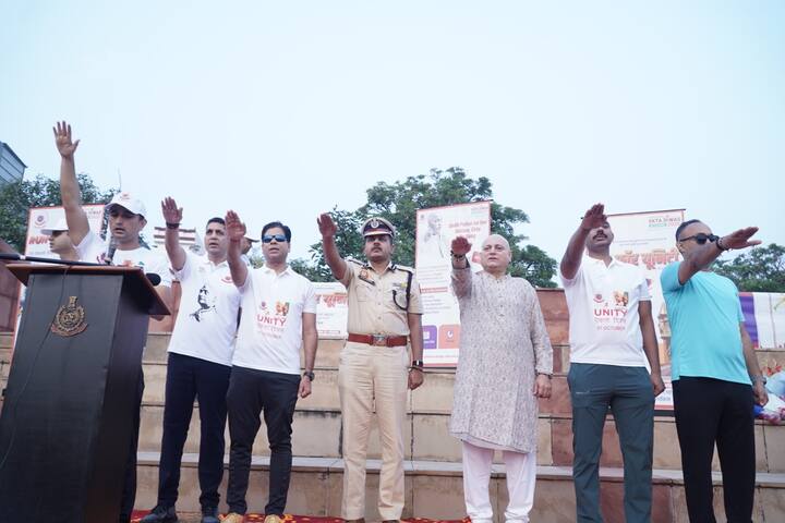 इस अवसर पर मशहूर अभिनेता पद्मश्री मनोज जोशी मुख्य अतिथि के रूप में मौजूद रहे. जबकि कार्यक्रम की मेजबानी एडिशनल सीपी (ईस्टर्न रेंज) राजीव रंजन ने की. इस कार्यक्रम में वरिष्ठ अधिकारी, पुलिसकर्मी, विद्यार्थी समेत बड़ी संख्या में आम लोग भी शामिल हुए.