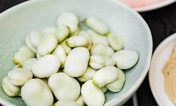 बीन्स फाइबर, प्लांट प्रोटीन और एंटीऑक्सीडेंट का बेहतरीन सोर्स है. फाइबर का सेवन पाचन को सही रखना है और शरीर से टॉक्सिन्स बाहर निकालता है, जिससे कैंसर का खतरा कम होता है. वहीं बीन्स में मौजूद से सैपोनिन्स और फिनोलिक कंपाउंड कैंसर सेल्स की ग्रोथ को रोकने में मदद करते हैं. रोजाना खाने में अलग-अलग प्रकार के बिन्स शामिल करने से शरीर को नेचुरल रूप से कैंसर से सुरक्षा मिलती है.