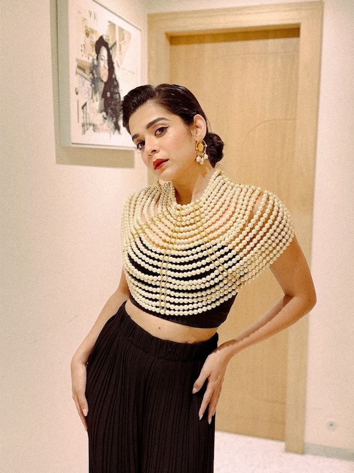 तिने 'कट्टी बट्टी' आणि 'कारवाँ' सारख्या हिंदी चित्रपटांमध्येदेखील काम केलं आहे.