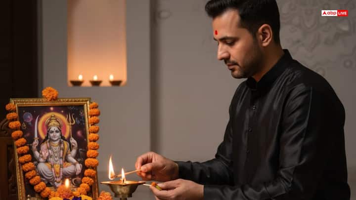 शनिवार को घर पर ही शनि देव की पूजा करने के पहले सुबह में स्नान कर काले या नीले वस्त्र पहनें. गणेश जी की पूजा के बाद शनिदेव के चित्र के सामने सरसों के तेल का दीपक जलाएं और विधि-विधान से पूरी तैयारी करें. आइए जानते हैं इनके बारे में-