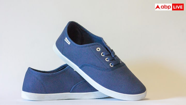 ऐसे में जरूरी है कि आप भी जूते खरीदते समय इन सभी चीजों का ध्यान रखें वरना समय के साथ आपके भी पैरों में सूजन, जलन या दर्द रहने लग सकता है.