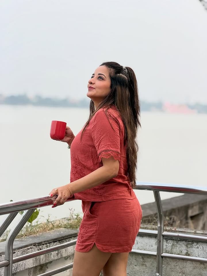 मोनालिसा के इंस्टाग्राम पर 5 मिलियन से ज्यादा फॉलोअर्स हैं और वह अक्सर अपने फैन्स को अपनी हॉट और बोल्ड तस्वीरों से रूबरू कराती रहती हैं।