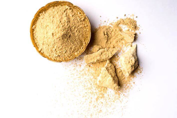 बाजारातील केमिकलयुक्त प्रोडक्ट्सपेक्षा मुलतानी माती सुरक्षित असते. ती त्वचेला कोणतेही दुष्परिणाम न करता सौंदर्य टिकवून ठेवते.