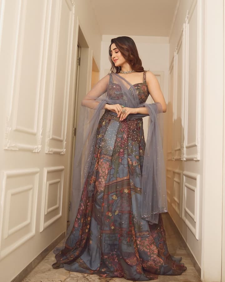 इस आउटफिट के साथ शिवांगी ने हल्का, नेट वाला डुपट्टा कैरी किया है. इस डुपट्टे पर छोटे-छोटे ग्लिटर स्टोन्स जड़े हैं जो उनके पूरे लुक में एक चमक जोड़ते हैं. उन्होंने इसे बहुत ग्रेसफुल अंदाज में ओढ़ा है.