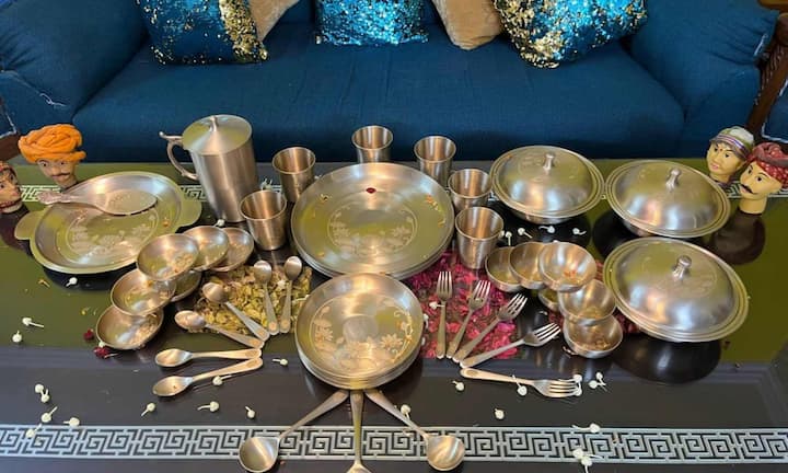 इसके अलावा कांसे के बर्तन में दूध, दही या छाछ जैसी चीजें भी नहीं रखनी चाहिए. इन सभी चीजों में लैक्टिक एसिड होता है जो कांसे के साथ रासायनिक रूप से प्रतिक्रिया करता है. इससे खाने का स्वाद खराब हो सकता है और लंबे समय में यह शरीर के लिए खतरनाक प्रभाव डाल सकते हैं.