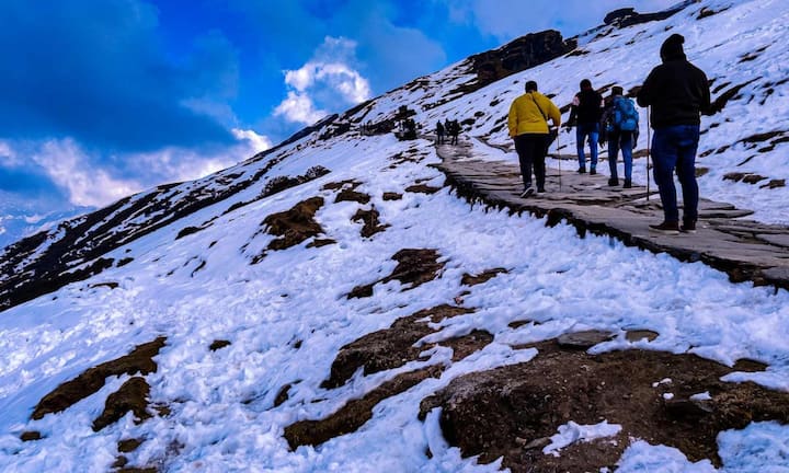 Chopta Chandrashila Track, located in Rudraprayag district, is 10 kilometers long and reaches a height of 12,000 feet. This track goes up to Tunganath Temple and then further reaches Chandrashila Peak. In winter, this route is covered with snow, which makes the trekking experience very adventurous. The beautiful Himalayan peaks are also visible from here.