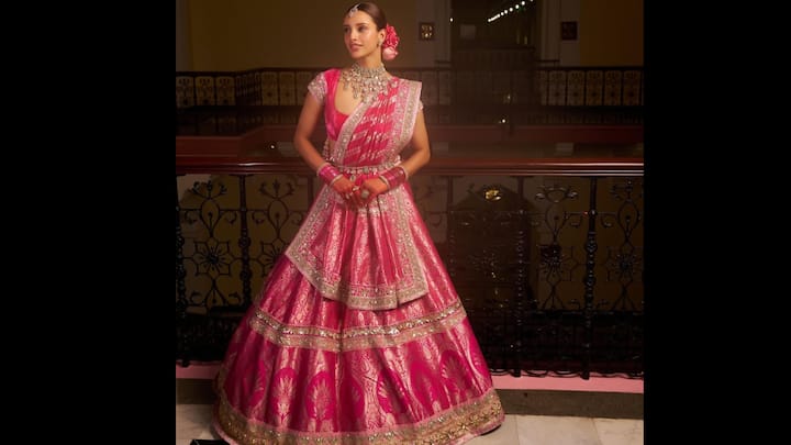 8. तृप्ति डिमरी: तृप्ति डिमरी इस जीवंत गुलाबी लहंगे में बिल्कुल आधुनिक राजकुमारी लग रही थीं। लहंगे में जटिल ज़री की कढ़ाई, सुनहरे रूपांकनों और एक समृद्ध ब्रोकेड बनावट थी जो पारंपरिक भारतीय शिल्प कौशल को श्रद्धांजलि देती थी। गहरी नेकलाइन और टोपी आस्तीन के साथ संरचित ब्लाउज ने आधुनिक स्त्रीत्व का संकेत दिया, जबकि उसके कंधे पर खूबसूरती से लिपटा हुआ दुपट्टा एक शाही स्पर्श दे रहा था। तृप्ति ने अपने पहनावे को स्टेटमेंट डायमंड और पोल्की ज्वैलरी, गुलाबी गुलाबों से सजे एक चिकने बन और समन्वित गुलाबी चूड़ियों के साथ स्टाइल किया था। (छवि स्रोत: इंस्टाग्राम/@tripti_dimri)