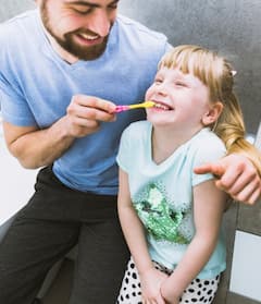 ਬੱਚਿਆਂ ਦੇ ਦੰਦ ਕਦੋਂ ਤੇ ਕਿਵੇਂ ਕਰੀਏ ਸਾਫ ਕਰਨੇ ਸ਼ੁਰੂ, ਡਾਕਟਰਾਂ ਨੇ ਦੱਸਿਆ ਸਹੀ ਸਮਾਂ ਤੇ ਤਰੀਕਾ