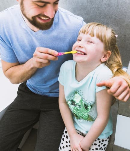 ਮਾਪੇ ਹਮੇਸ਼ਾ ਚਾਹੁੰਦੇ ਹਨ ਕਿ ਉਨ੍ਹਾਂ ਦੇ ਬੱਚਿਆਂ ਦੇ ਦੰਦ ਸਿਹਤਮੰਦ ਤੇ ਮਜ਼ਬੂਤ ਰਹਿਣ। ਪਰ ਅਕਸਰ ਇਹ ਗੱਲ ਉਨ੍ਹਾਂ ਲਈ ਉਲਝਣ ਵਾਲੀ ਹੋ ਜਾਂਦੀ ਹੈ ਕਿ ਬੱਚਿਆਂ ਦੇ ਦੰਦ ਸਾਫ਼ ਕਰਨਾ ਕਦੋਂ ਤੇ ਕਿਵੇਂ ਸ਼ੁਰੂ ਕੀਤਾ ਜਾਵੇ। ਸਹੀ ਸਮੇਂ ਤੇ ਸਹੀ ਤਰੀਕੇ ਨਾਲ ਬਰਸ਼ ਦੀ ਆਦਤ ਪਾਉਣ ਨਾਲ ਬੱਚਿਆਂ ਦੀ ਮੂੰਹ ਦੀ ਸਿਹਤ ਲੰਬੇ ਸਮੇਂ ਤੱਕ ਬਿਹਤਰ ਰਹਿੰਦੀ ਹੈ।