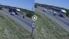 Video: 120 की स्पीड से दौड़ाई बाइक, सीधे ट्रक से टकराई, उड़े परखच्चे, कई फीट दूर जाकर गिरा शख्स