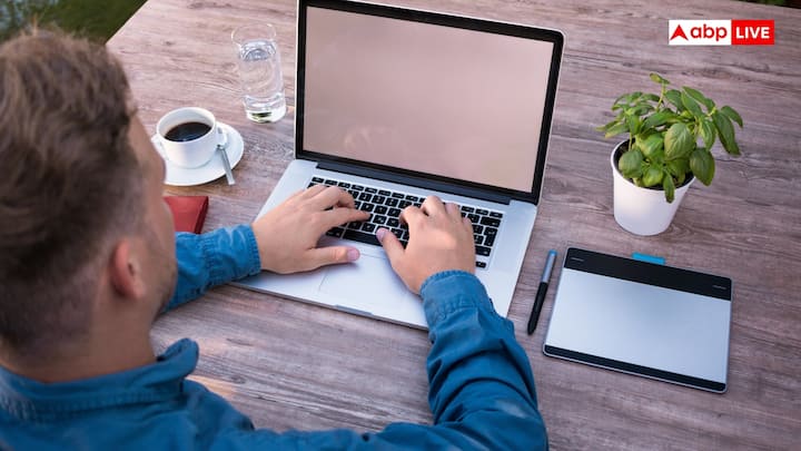 लंबे समय तक सेम जगह बैठकर काम करने से आप वेट गेन करने लगते हैं. दरअसल, इस दौरान शरीर में काफी कैलोरीज जमा हो जाती हैं और मोटापा बढ़ जाता है.