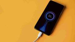 क्या आप भी रातभर मोबाइल चार्जिंग पर छोड़ देते हैं? नुकसान जान लेंगे तो कभी नहीं करेंगे ये गलती!