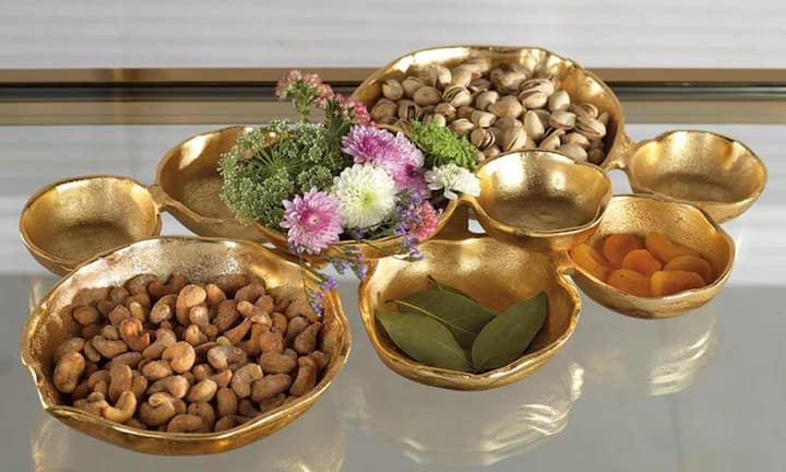 ऐसे में अगर आप कांसे के बर्तन का इस्तेमाल करते हैं तो, ध्यान रखें कि उसमें केवल सुखी या बिना खटाई वाली चीज ही परोसें. कांसे के बर्तन में भोजन करने से बुद्धि तेज होती है और खून शुद्ध रहता है और भूख भी बढ़ती है, लेकिन खट्टी चीजें इसमें परोसने से यह सारे फायदे नुकसान में बदल सकते हैं.