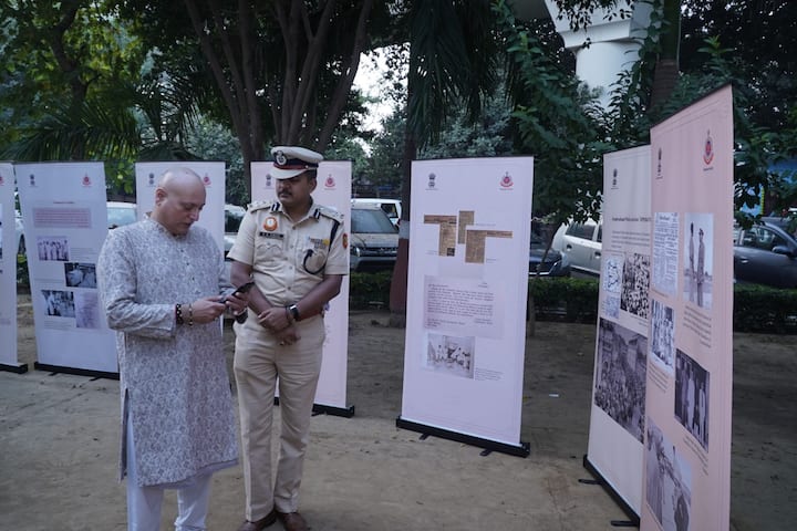 सभी ने उत्साह के साथ इस दौड़ में हिस्सा लिया, और ‘एकता में शक्ति है’ और ‘भारत एक है’ जैसे नारों से परिसर को गुंजायमान कर दिया.