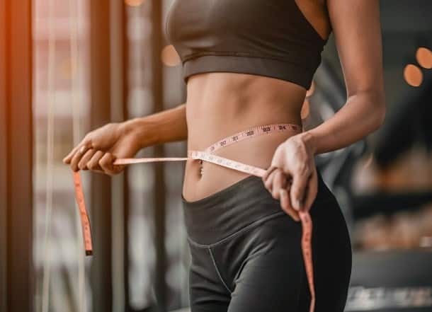 अपने पाचन तंत्र को बेहतर बनाने के लिए फल, सब्ज़ियाँ और साबुत अनाज सहित फाइबर युक्त खाद्य पदार्थ खाएँ। प्रसंस्कृत और मीठे खाद्य पदार्थों से बचें। जंक फ़ूड और चीनी का अत्यधिक सेवन वज़न बढ़ने का एक प्रमुख कारण है।