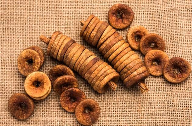 एंटीऑक्सीडेंट गुणों से भरपूर अंजीर में विटामिन ए, सी, ई, के, फाइबर, पोटैशियम, मैग्नीशियम, कैल्शियम और कॉपर प्रचुर मात्रा में पाया जाता है। सर्दियों में रात को सोने से पहले दूध के साथ अंजीर का सेवन करना सेहत के लिए बहुत फायदेमंद होता है।