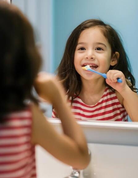 ਬੱਚਿਆਂ ਦਾ ਟੂਥਬ੍ਰਸ਼ ਉਹਨਾਂ ਦੀ ਉਮਰ ਤੇ ਮੂੰਹ ਦੇ ਆਕਾਰ ਅਨੁਸਾਰ ਹੋਣਾ ਚਾਹੀਦਾ ਹੈ। ਨਰਮ ਰੇਸ਼ਿਆਂ ਵਾਲਾ ਬਰਸ਼ ਚੁਣੋ ਤਾਂ ਜੋ ਮਸੂੜਿਆਂ ਨੂੰ ਨੁਕਸਾਨ ਨਾ ਹੋਵੇ। ਛੋਟੀ ਉਮਰ ਵਿੱਚ ਮਾਪੇ ਹੀ ਬਰਸ਼ ਕਰਵਾਉਣ ਤੇ ਜਿਵੇਂ-ਜਿਵੇਂ ਬੱਚਾ ਵੱਡਾ ਹੋਵੇ, ਉਸਨੂੰ ਆਪਣੇ ਆਪ ਬਰਸ਼ ਕਰਨ ਦੀ ਆਦਤ ਪਾਈ ਜਾਵੇ।