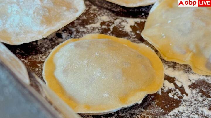 maida side effects: हम डेली ऐसे तमाम चीजों का सेवन करते हैं, जिसमें मैदा मिक्स होता है. चलिए आपको बताते हैं कि क्या मैदा खाने से कैंसर हो जाता है. आखिर इसको लेकर एक्सपर्ट चेतावनी क्यों दे रहे हैं.