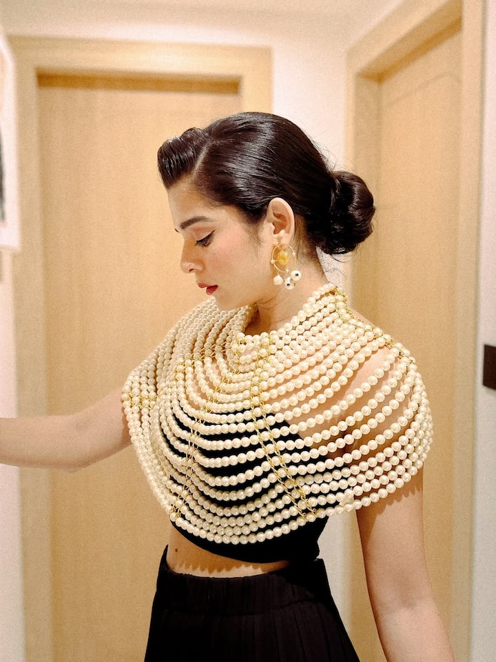 नेटफ्लिक्सच्या 'त्रिभंगा' आणि 'चॉपस्टिक्स' चित्रपटांमध्येही तिने काम केलं आहे. 'लिटल थिंग्ज' या ड्रामासाठी तिला फिल्मफेअर ओटीटी अवॉर्डसुद्धा मिळाला आहे.