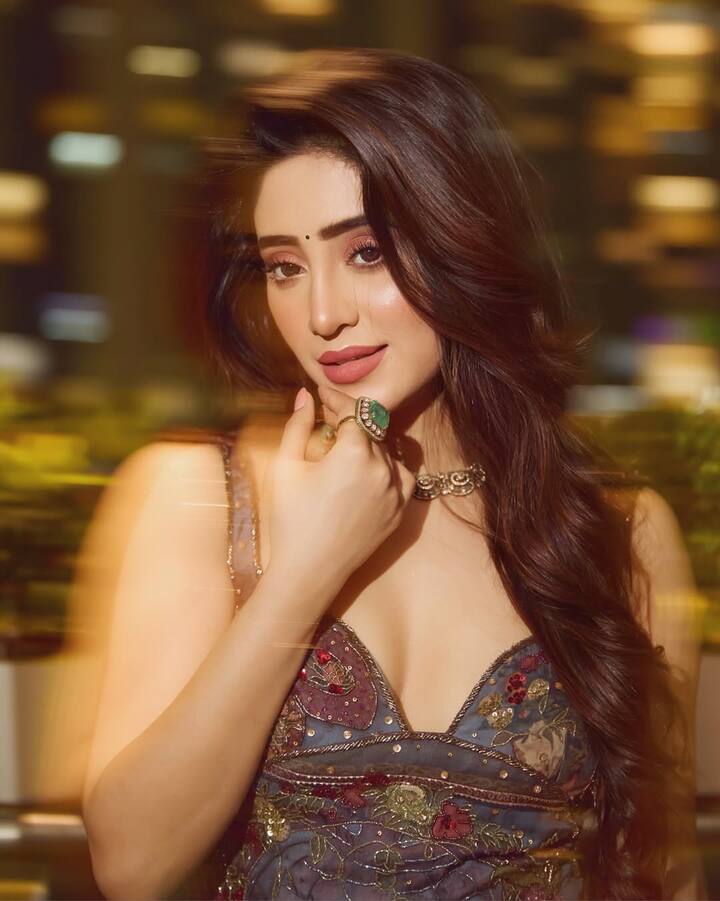 शिवांगी का मेकअप बेहद नैचुरल रखा गया है. हल्के पिंक लिप्स, न्यूड आईशैडो और डेवी बेस मेकअप ने उनके चेहरे को एक ग्लोइंग टच दिया है. माथे पर छोटा सा बिंदी उनके ट्रेडिशनल चार्म को और बढ़ा रहा है.