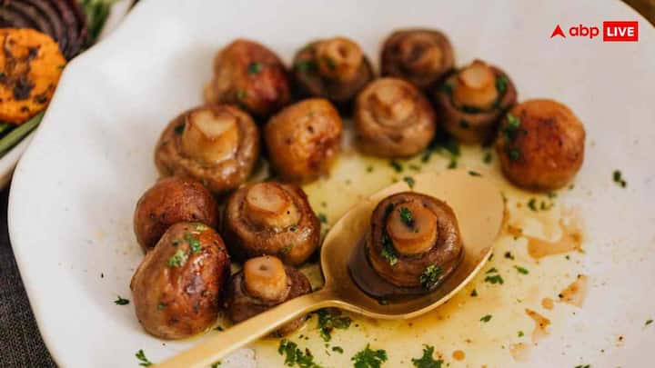 नाश्ते या स्टार्टर के लिए चिली गार्लिक मशरूम सबसे अच्छा ऑप्शन है. इसे बनाने के लिए सबसे पहले मशरूम को मैदे के घोल में डुबोकर तला जाता है फिर एक पैन में बारीक कटा हुआ लहसुन, हरी मिर्च, प्याज और शिमला मिर्च डालकर भूनें. इसके बाद इसमें चिली सॉस, सोया सॉस और सिरका मिलाएं. अब तले हुए मशरूम और नमक डालकर अच्छी तरह मिक्स करें. ये डिश तीखी और टेस्टी होती है, जो पार्टी में तुरंत सबकी पसंद बन जाती है.