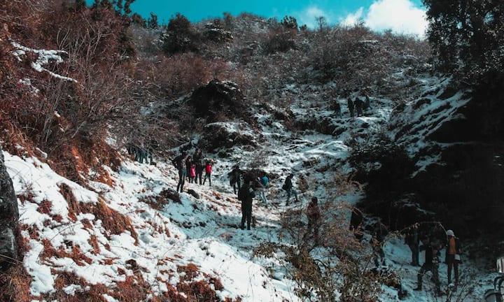 Kedarkantha Track, located in Uttarkashi, Uttarakhand, is about 20 kilometers long and reaches a height of 12,500 feet. This is one of the most famous winter tracks of India. This track passing through Govind Pashu Vihar National Park is known for dense pine forests, snow covered roads and beautiful sunrises. This 5 day trek can be perfect for beginner trekkers. In such a situation, you can also plan to visit Kedarkantha track in this winter.