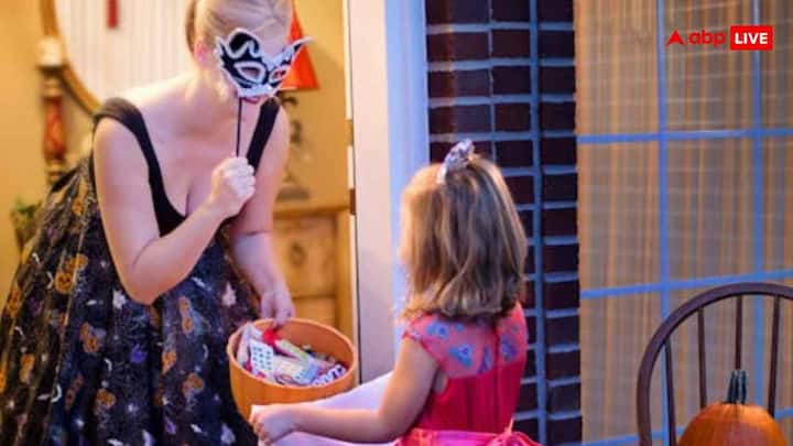 कागज के मॉन्स्टर और मिनी भूत -  कागज़ की प्लेट या सिलिंडर से छोटे-छोटे भूत और मॉन्स्टर बनाएं. मिनी घोस्ट विंडसॉक्स के लिए सफेद स्ट्रीमर और क्राफ्ट स्टिक का यूज करें. ये बच्चों के लिए मजेदार एक्टिविटी भी बन सकते हैं.