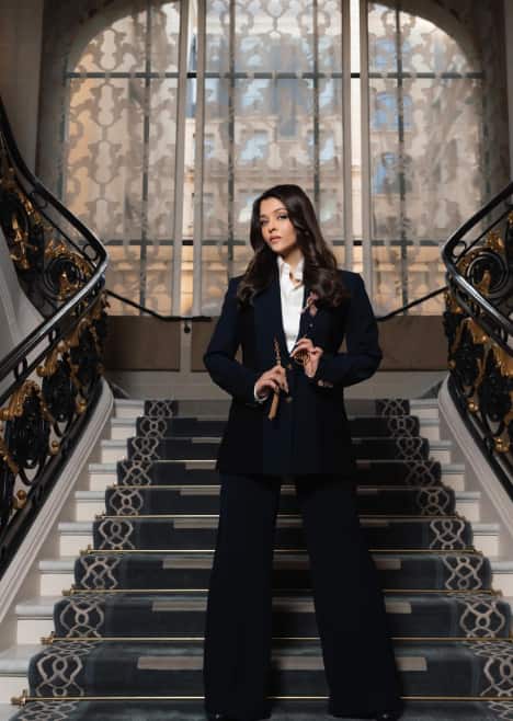 बता दें कि ऐश्वर्या राय द्वारा शेयर की गई तस्वीरों में वह मनीष मल्होत्रा द्वारा डिज़ाइन की गई एक शानदार ब्लैक ड्रेस में नज़र आ रही हैं और काफी खूबसूरत लग रही हैं.