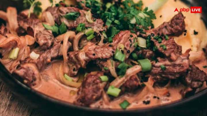 अगर समय कम हो और जल्दी कुछ टेस्टी बनाना हो, तो मशरूम फ्राई ट्राई करें. पैन में तेल गर्म करें और इसमें प्याज और हरी मिर्च डालकर भूनें. अब अदरक-लहसुन का पेस्ट डालें फिर टमाटर, लाल मिर्च पाउडर, हल्दी और गरम मसाला डालें. लास्ट में मशरूम डालकर तेज आंच पर सभी चीजों को अच्छे से पकाएं. ऊपर से काली मिर्च पाउडर और हरा धनिया डालकर सर्व करें. ये डिश जल्दी बनती है और टेबल पर एक अलग टेस्ट देती है.