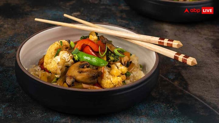 रोटी या चावल के साथ मशरूम मसाला बनाना भी एक शानदार ऑप्शन है. इसके लिए पैन में तेल गर्म करें और मशरूम को हल्का भून लें फिर मशरूम को अलग प्लेट में निकाल लें.अब पैन में तेल डालकर जीरा, दालचीनी, प्याज, अदरक-लहसुन का पेस्ट, टमाटर और धनिया पाउडर डालें. हल्दी और लाल मिर्च पाउडर डालकर भूनें. इसके बाद काजू का पेस्ट और नमक डालें. अब तले हुए मशरूम डालें और थोड़ा पानी मिलाकर ढककर पकाएं. इसका ग्रेवी वाला हर किसी को पसंद आता है.