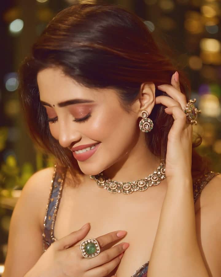 ज्वेलरी के लिए शिवांगी ने मिनिमल पर एलीगेंट एक्सेसरीज़ पहनी हैं. उन्होंने स्टेटमेंट रिंग्स, चोकर नेकलेस और झुमके पहने हैं जो उनके पूरे लुक को परफेक्ट बैलेंस दे रहा हैं.