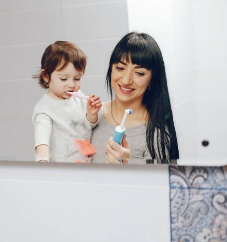 ਇਸੇ ਸਵਾਲ ਦਾ ਜਵਾਬ ਬੱਚਿਆਂ ਦੀ ਡਾਕਟਰ ਨਿਮਿਸ਼ਾ ਅਰੋੜਾ ਨੇ ਦਿੱਤਾ ਹੈ। ਡਾ. ਨਿਮਿਸ਼ਾ ਦੱਸਦੀਆਂ ਹਨ ਕਿ ਬੱਚੇ ਦੇ ਪਹਿਲੇ ਦੰਦ ਦੇ ਆਉਣ ਨਾਲ ਹੀ ਦੰਦਾਂ ਦੀ ਦੇਖਭਾਲ ਸ਼ੁਰੂ ਕਰ ਦੇਣੀ ਚਾਹੀਦੀ ਹੈ। ਜਿੰਨੀ ਜਲਦੀ ਤੁਸੀਂ ਬੱਚੇ ਨੂੰ ਇਹ ਸਹੀ ਆਦਤ ਪਾਓਗੇ, ਉਹ ਉਨ੍ਹਾਂ ਤੁਰੰਤ ਆਪਣੀ ਡੈਂਟਲ ਹਾਈਜੀਨ (ਦੰਦਾਂ ਦੀ ਸਫ਼ਾਈ) ਨੂੰ ਅਪਣਾਉਣਾ ਸਿੱਖ ਲਏਗਾ। ਬੱਚਿਆਂ ਦੀ ਮੁਸਕਰਾਹਟ ਖੂਬਸੂਰਤ ਬਣਾਈ ਰੱਖਣ ਲਈ ਇਹ ਜ਼ਰੂਰੀ ਹੈ ਕਿ ਸ਼ੁਰੂਆਤ ਸਹੀ ਸਮੇਂ ਤੇ ਸਹੀ ਤਰੀਕੇ ਨਾਲ ਕੀਤੀ ਜਾਵੇ।