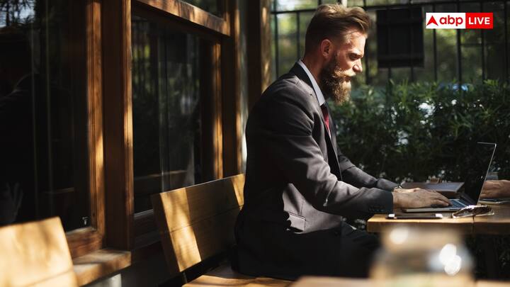 ऐसे में रोजाना इसी तरह एक ही जगह पर बैठकर काम करने से लोगो में हेल्थ प्रॉब्लम्स काफी बढ़ गई है. ऐसे में आइए हम आपको बताते हैं कि एक ही जगह पर बैठकर काम करने से क्या नुकसान होते हैं.