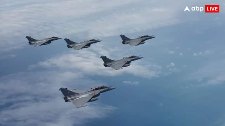 इंडियन एयरफोर्स के साथ राफेल फाइटर जेट पहले ही दुनिया भर में कामयाबी का डंका बजा चुके हैं. यह फाइटर जेट विश्व में सर्वश्रेष्ठ माना जाता है. अहम बात यह है कि इसका रडार सिस्टम 400 किलोमीटर तक लक्ष्य को पकड़ सकता है.