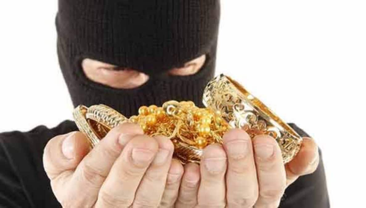 நகை கடையில் அதிர்ச்சி ! தங்க செயினுக்கு பதிலாக கவரிங் செயின் , 19 சவரன் தங்க செயின் பறிமுதல்