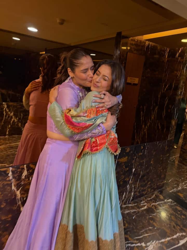 आरती ने शहनाज के साथ भी एक प्यारी सी फोटो शेयर की और लिखा, ‘इक्क कुड़ी...इतनी अच्छी फिल्म देखी. जो सोचा था उससे बहुत ज्यादा अच्छा. शहनाज गिल का शानदार प्रदर्शन..’