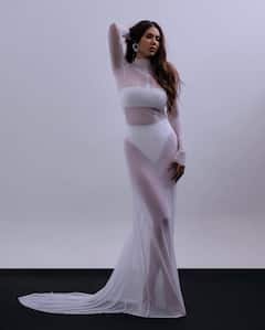 सोनम बाजवा पर चढ़ा 'दीवानियत' का बुखार, ट्रांसपेरेंट ड्रेस पहन दिए ऐसे-ऐसे पोज, तस्वीरें देख आहें भर रहे फैंस