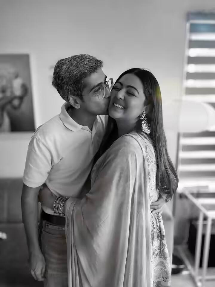 ફોટામાં, શફાક ક્યારેક તેના પાર્ટનરને ગળે લગાવતી જોવા મળે છે તો ક્યારેક તેને કિસ કરતી જોવા મળે છે. લોકો આ બ્લેક એન્ડ વ્હાઇટ ફોટા પર પ્રેમનો વરસાદ વરસાવી રહ્યા છે.