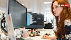 गलत दिशा में रखी डेस्क रोक रही है तरक्की? वास्तु से जानिए सही करियर ग्रोथ का राज