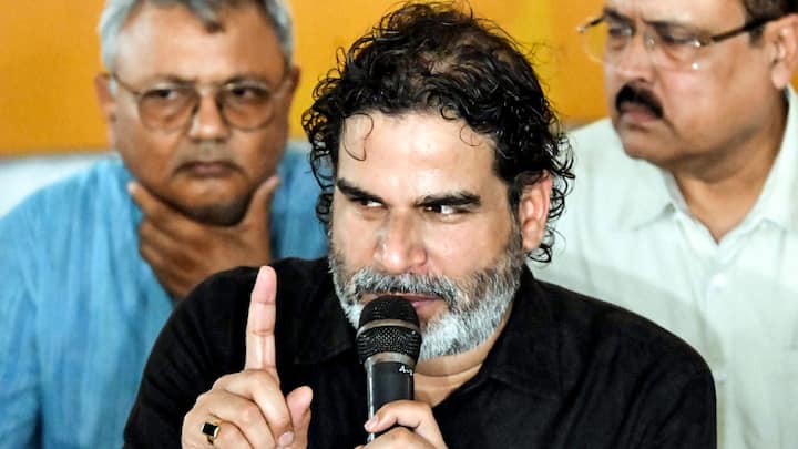 प्रशांत किशोर ने हाल ही में बताया कि पिछले तीन सालों में उन्होंने सलाहकारी सेवाओं (Consultancy Services) से ₹241 करोड़ रुपये की वैध कमाई की है. इस आय पर उन्होंने ₹30.95 करोड़ रुपये जीएसटी (GST) और ₹20 करोड़ रुपये आयकर (Income Tax) के रूप में जमा किए हैं. उन्होंने स्पष्ट शब्दों में कहा कि  मैं कोई चोर नहीं हूं. मेरी सारी कमाई वैध है और उस पर पूरा टैक्स दिया गया है.